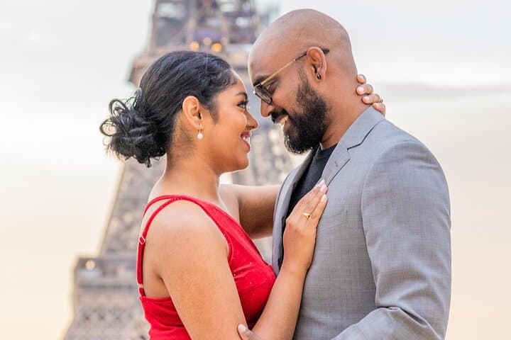 Couple Photoshoot at the Eiffel tower at sunrise by Max Rumeau Photography