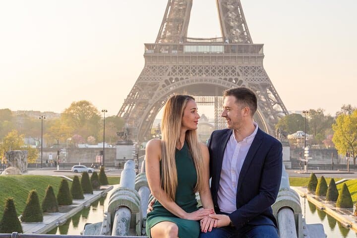 Couple Photoshoot at the Eiffel tower by Max Rumeau Photography
