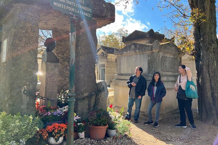 Paris: Haunted Père Lachaise Cemetery Guided Tour