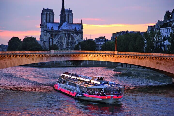 Let yourself go to the gentle rhythm of the Seine