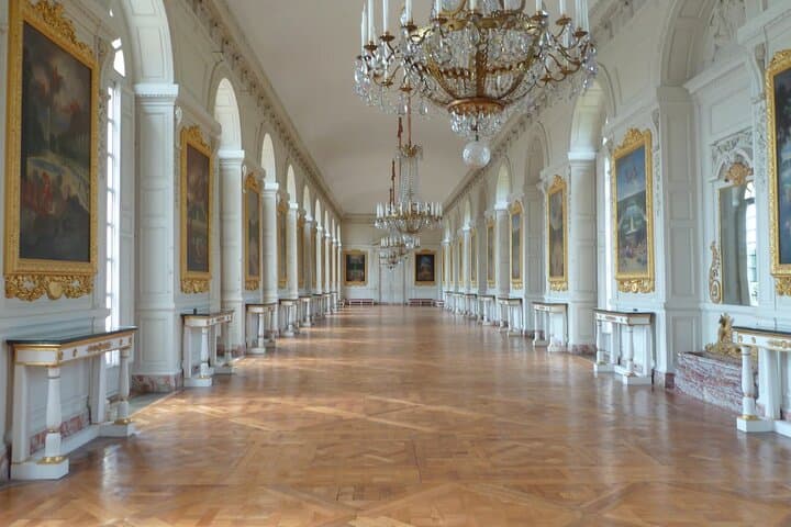 Paris 7 Hours Private Tour with Versailles and professional photoshoot