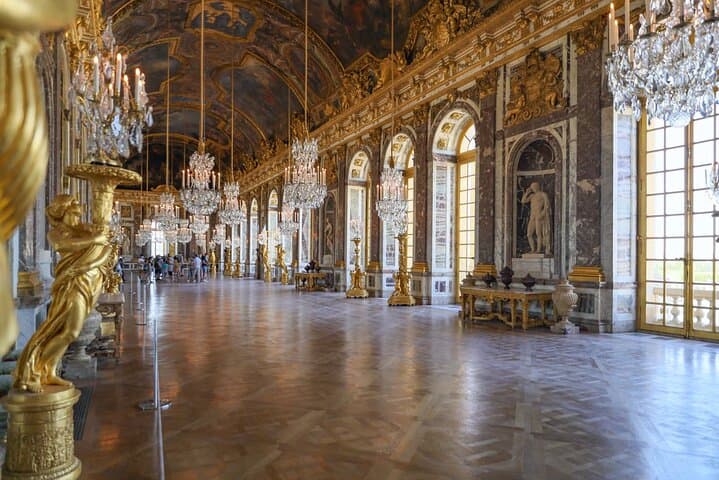 Paris 7 Hours Private Tour with Versailles and professional photoshoot