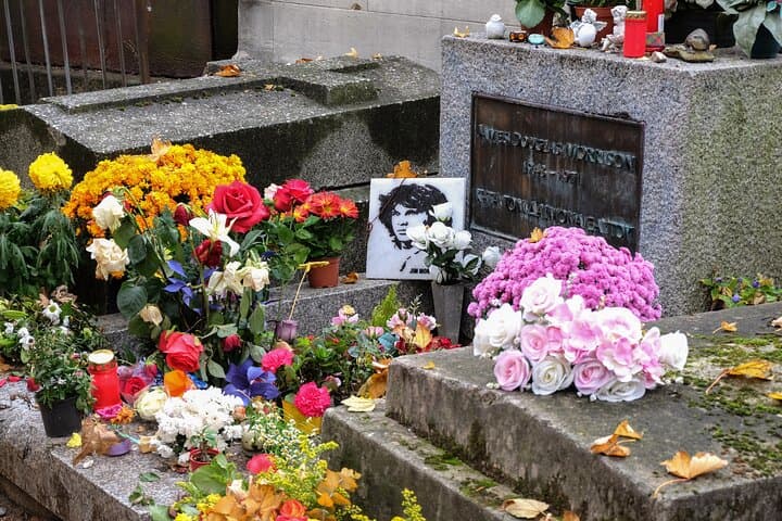 Paris: Famous Graves of Pere Lachaise Cemetery Guided Tour