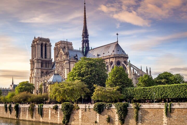 Paris Private Walk: Notre-Dame, Sainte-Chapelle & Medieval Walls