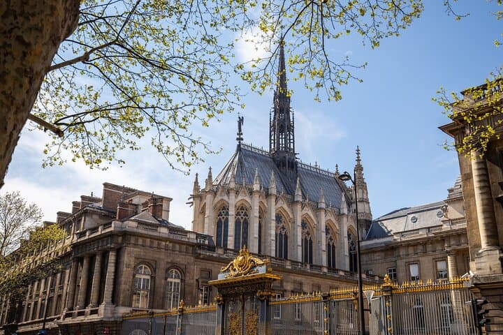 Paris Private Walk: Notre-Dame, Sainte-Chapelle & Medieval Walls
