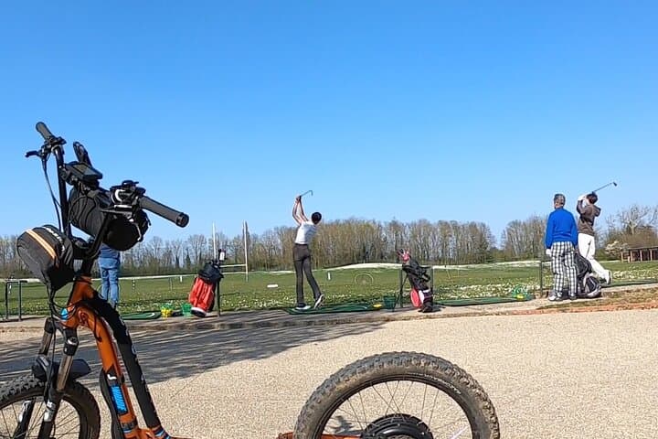Scootering at the Golf des Haras de Jardy.
E.Scooter at the Haras de Jardy Golf Club
