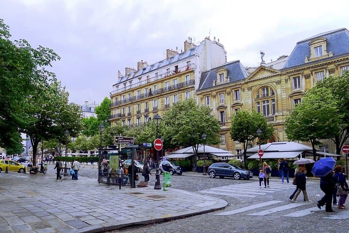 Guided Tour from Paris with Lunch in Cruise