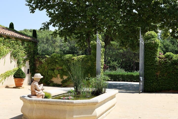 Two intensive days discovering the wine region of Provence, renowned for the excellence of their rosé wines, but also exceptional red & white wines from Cassis on the coast, Mt St Victoire, Cote d'Aix