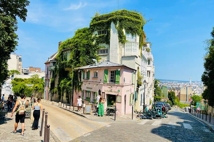 Unique Montmartre photo tour with VOGUE photographer