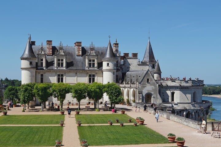 Loire Valley Castles Guided Tour with Transportation