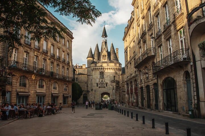 Walk through beautiful Old Town Bordeaux