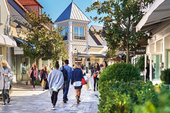 Private Paris City Tour and shopping in La Vallée Village
