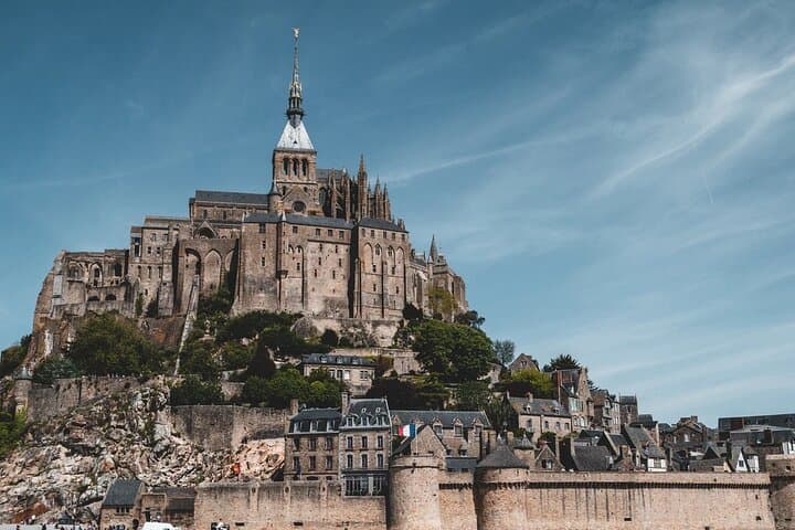 CDG Transfers with Mont Saint Michel VIP Tour & Louvre Photoshoot