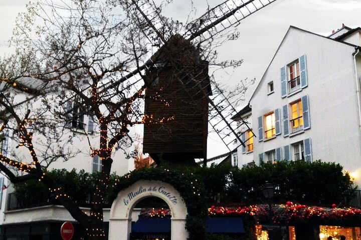 Access to a Self-Guided Walk in Montmartre