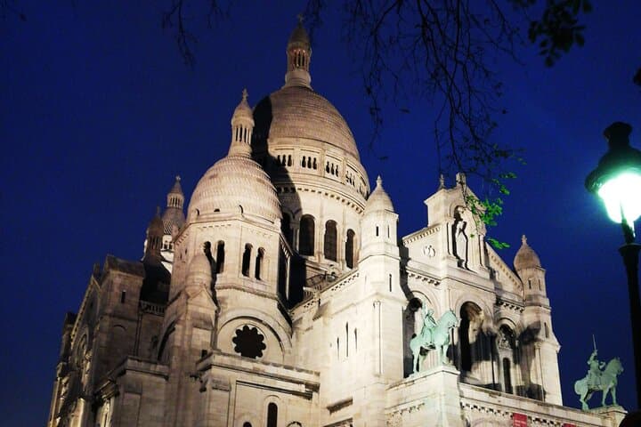 Access to a Self-Guided Walk in Montmartre