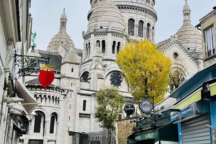Montmartre guided walking tour with local guide in small group