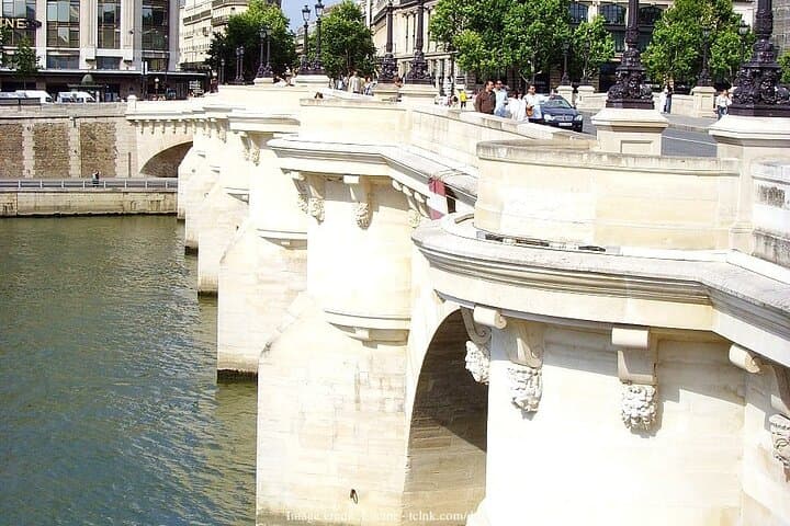 Île de la Cité Private 2h Tour with Latin Quarter & Seine River