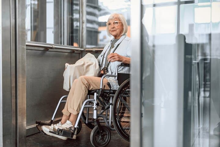 Wheelchair friendly Louvre elevator