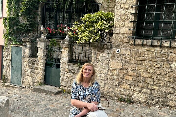 Private Paris tour By Minivan, private guide, Champagne(optional)