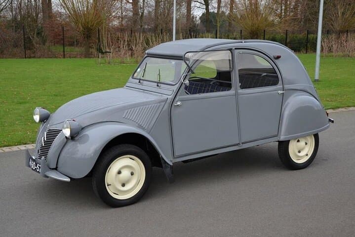 2 hours Paris Private Vintage Car Tour with hotel Pick up and Drop