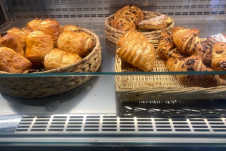 More viennoiseries ;
Pain au chocolat, chausson aux pommes , croissants au chocolat , chausson amande, pain au raisin ..
