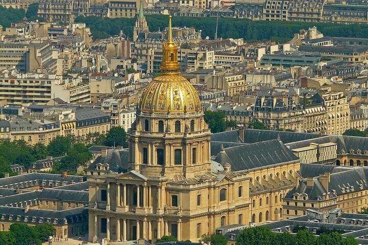 Small Group Sightseeing walking tour around Eiffel Tower