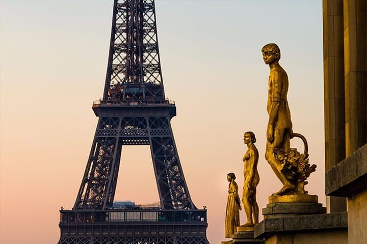 Small Group Sightseeing walking tour around Eiffel Tower