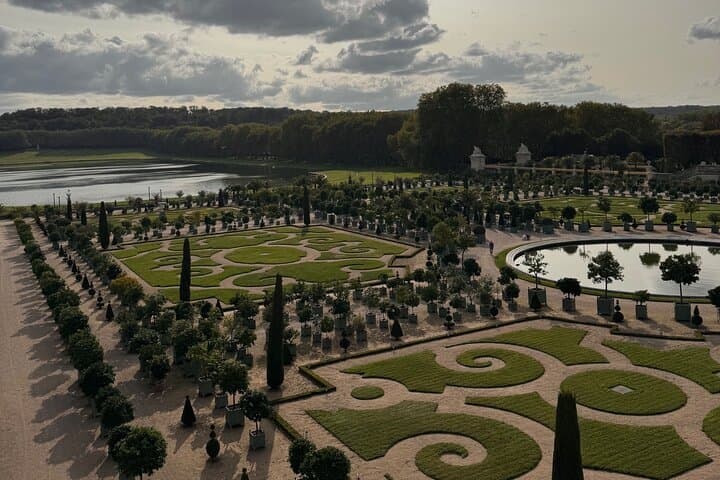 Private Full Day Tour to Versailles and Giverny from Paris with Hotel Pick Up