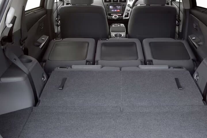 Travel serenely: our vehicles comfortably accommodate passengers and luggage.