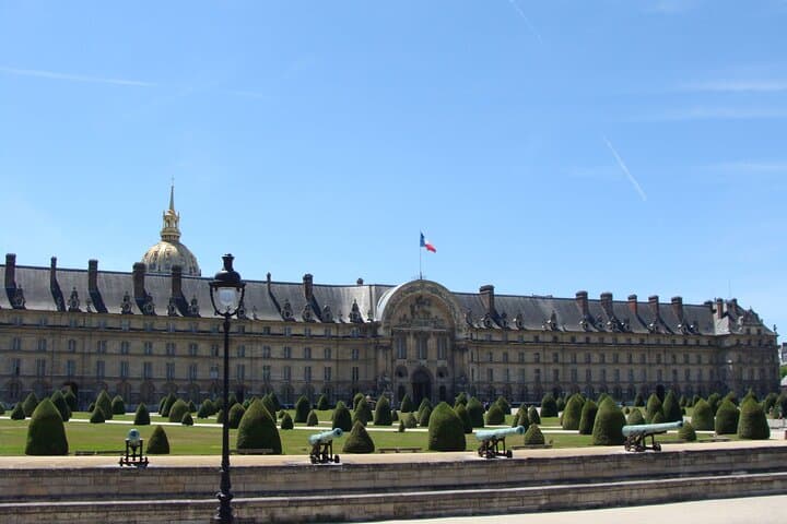 Small Group Sightseeing walking tour around Eiffel Tower