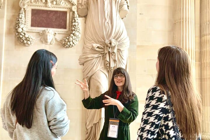 Louvre Museum Guided Tour with Artist