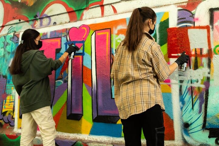 Learn how to create a real fresco on Paris' walls