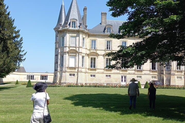 Private Bordeaux wine tour with wine pro 8h (up to 7 people)