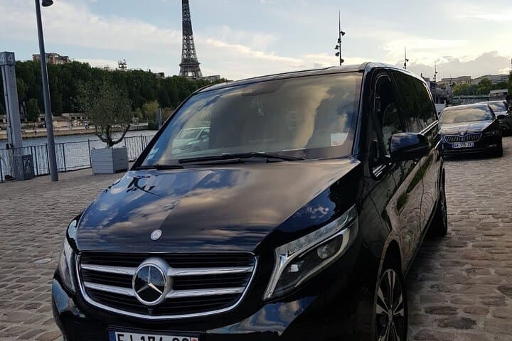 We organize tours of Paris and excursions to the main tourist destinations in France