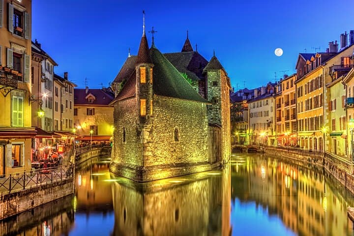 Guided tour of Annecy + Fondue cruise on the lake from Lyon