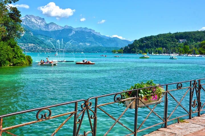 Guided tour of Annecy + Fondue cruise on the lake from Lyon
