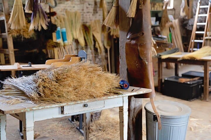 2 Hours Tour in La Balaiterie Sweeper's House