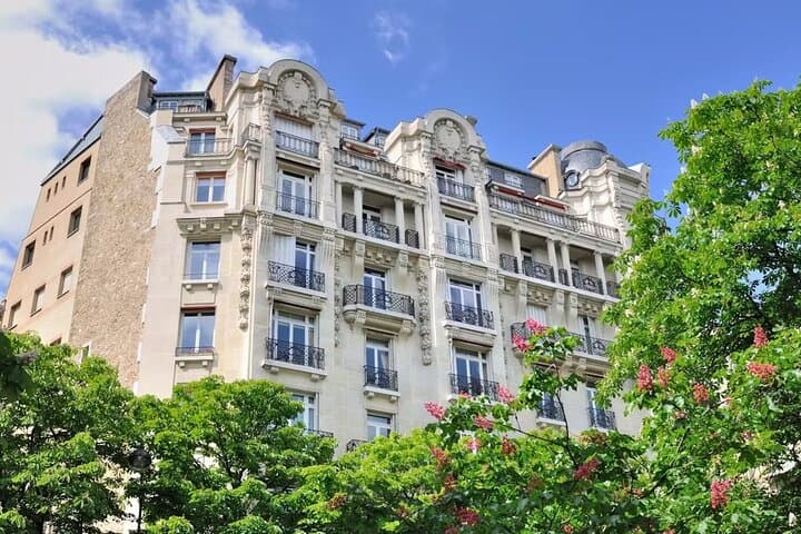 Paris Insider's Small Group Tour with Seine Sightseeing Cruise
