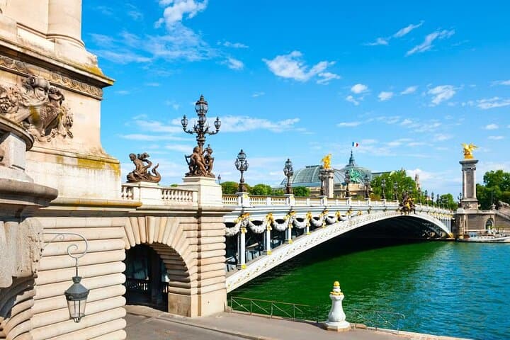 Paris Insider's Small Group Tour with Seine Sightseeing Cruise