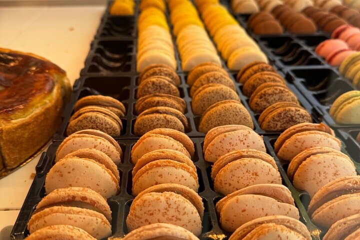 Montmartre Pastries and Chocolate Food Tour with 6+ Tastings