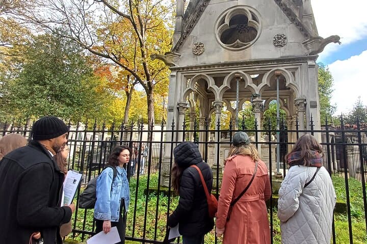 Who Killed Victor ? Inquiry at the Père Lachaise Cemetery