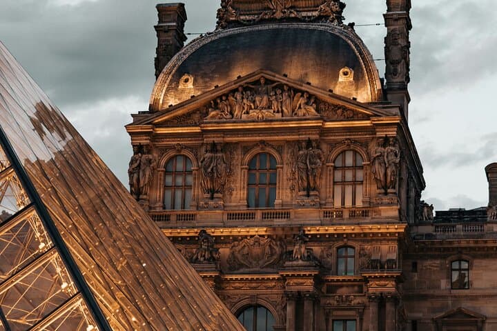 Paris: Night at the Louvre 6-people Max Guided Experience