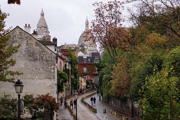 Group tour of the Montmartre district in Italian
