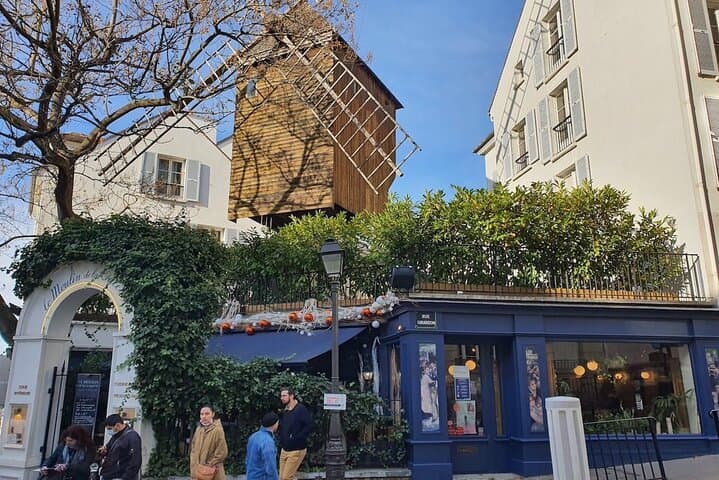 Group tour of the Montmartre district in Italian