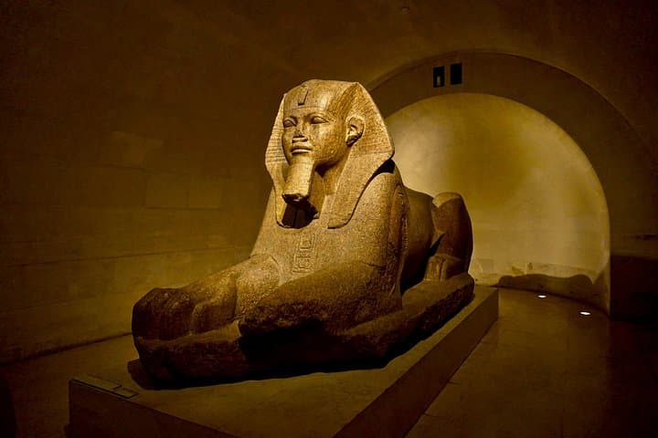 German Guided Tour of the Louvre with Skip-the-Line Entry