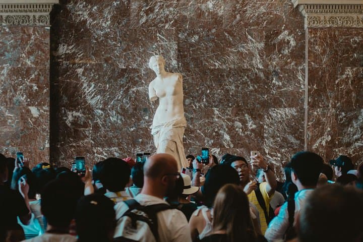 German Guided Tour of the Louvre with Skip-the-Line Entry