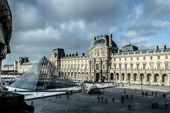German Guided Tour of the Louvre with Skip-the-Line Entry