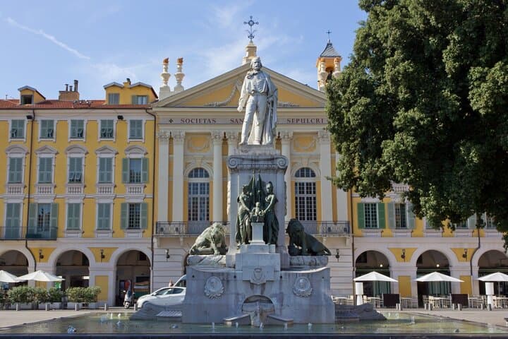 Private Nice Family Historic Walk: Markets, Squares & Castle Hill