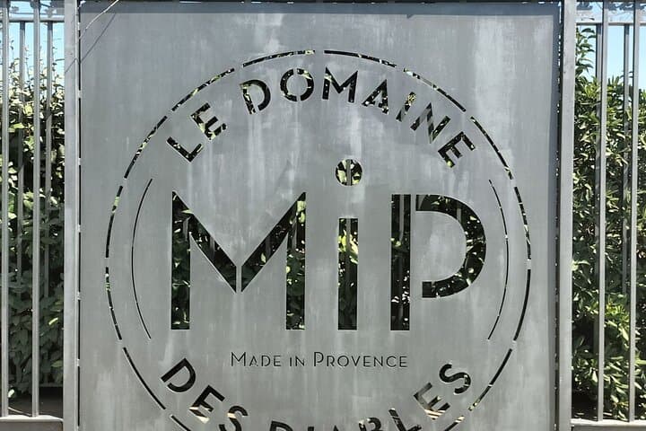 Aix-en-Provence Local Wine Tour : Aperitif, Pétanque & Villages