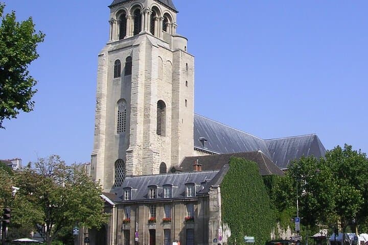 Guided Tour from Paris with Lunch in Cruise